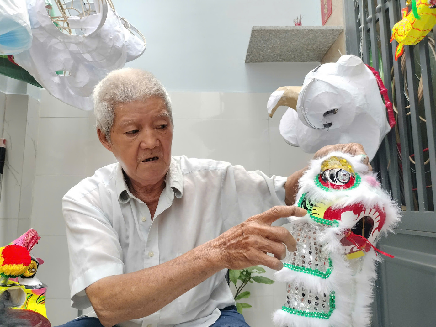 Nghệ nhân Trầm Đức Hưng, người gắn bó hơn 50 năm với nghề làm đầu lân thủ công truyền thống. (Ảnh: Ngọc Tuyền) Nghệ nhân Trầm Đức Hưng, người gắn bó hơn 50 năm với nghề làm đầu lân thủ công truyền thống. (Ảnh: Ngọc Tuyền)