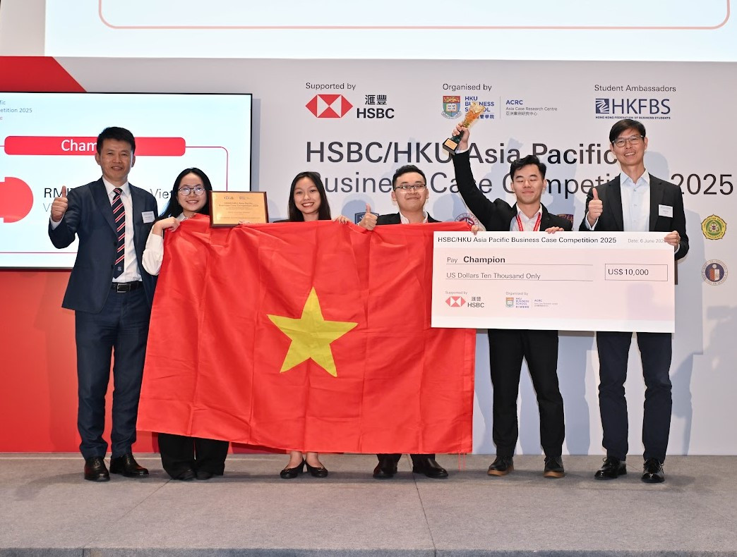 Khoảnh khắc đội Tsunami của trường ĐH RMIT Việt Nam giành chức vô địch châu Á – Thái Bình Dương tại cuộc thi &apos;Giải quyết Tình huống Kinh doanh HSBC&apos;.