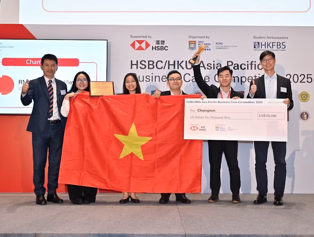Khoảnh khắc đội Tsunami của trường ĐH RMIT Việt Nam giành chức vô địch châu Á – Thái Bình Dương tại cuộc thi 'Giải quyết Tình huống Kinh doanh HSBC'.