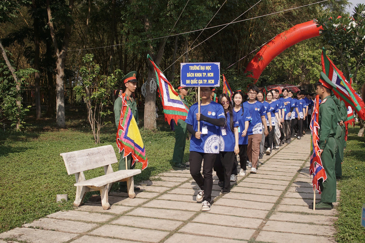 Các bạn sinh viên trường ĐH Bách khoa (ĐHQG TP. HCM) diễu hành chuẩn bị Lễ Khai mạc Hội trại. (Ảnh: Quản Thạnh) Các bạn sinh viên trường ĐH Bách khoa (ĐHQG TP. HCM) diễu hành chuẩn bị Lễ Khai mạc Hội trại. (Ảnh: Quản Thạnh)