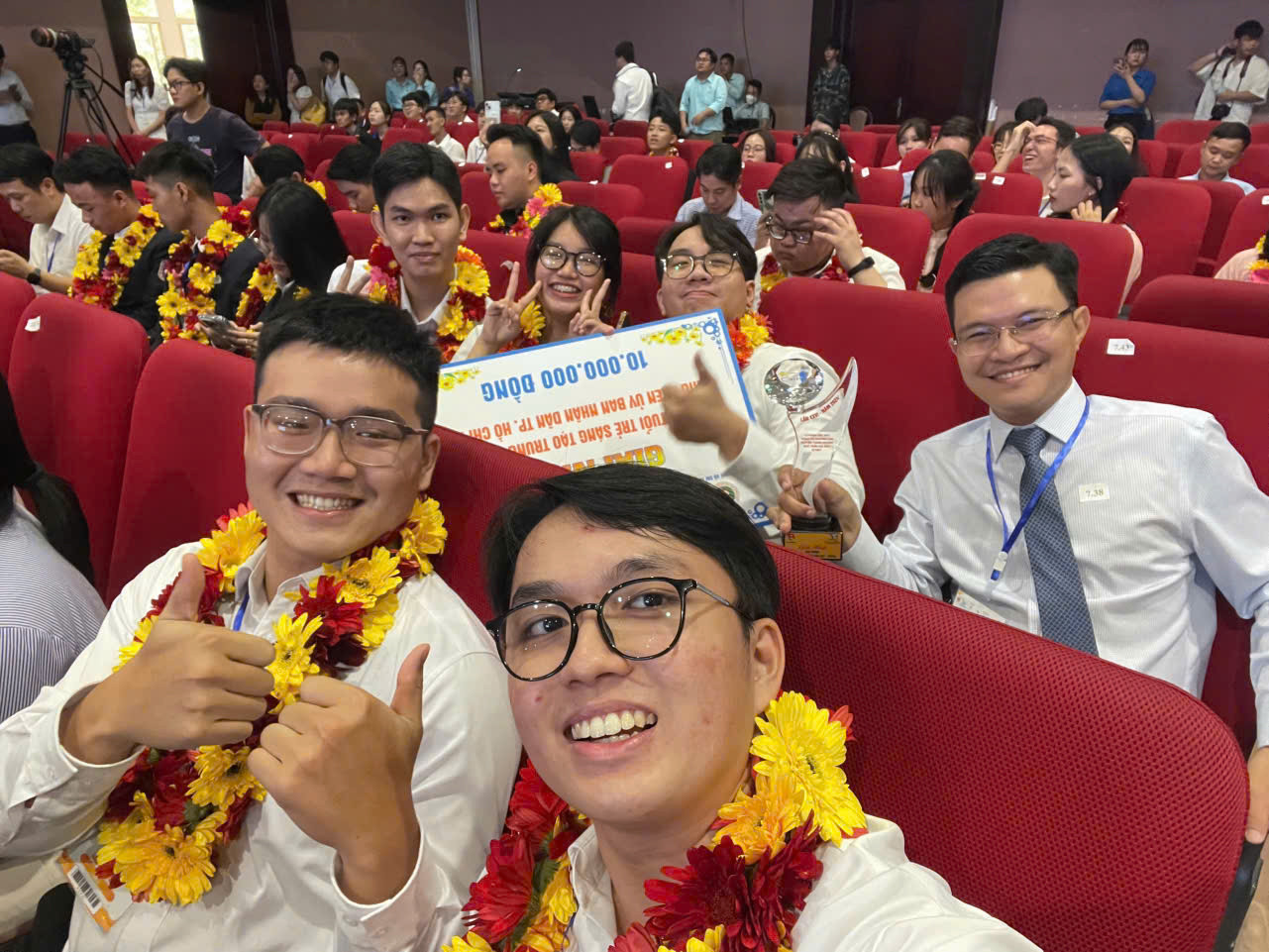 Năm thành viên trong nhóm nghiên cứu.