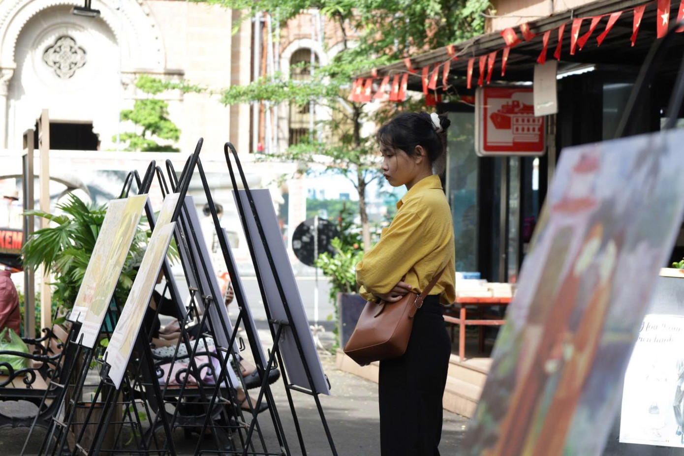 Bạn trẻ tham quan triển lãm "150 năm hành trình Truyện Kiều chữ quốc ngữ".