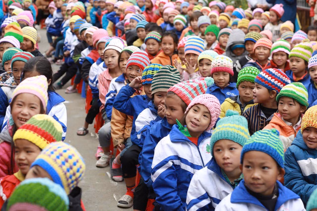 Những chiếc mũ len được trao tặng lại cho các em nhỏ ở miền núi phía Bắc và Tây Nguyên.