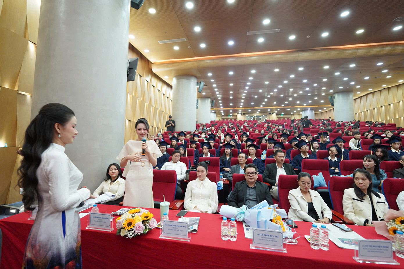 Á Hậu Ngọc Hằng giao lưu với các bạn sinh viên và đại diện với lần bốc thăm trúng thưởng lượt 3 tại chương trình. Á Hậu Ngọc Hằng giao lưu với các bạn sinh viên và đại diện với lần bốc thăm trúng thưởng lượt 3 tại chương trình.