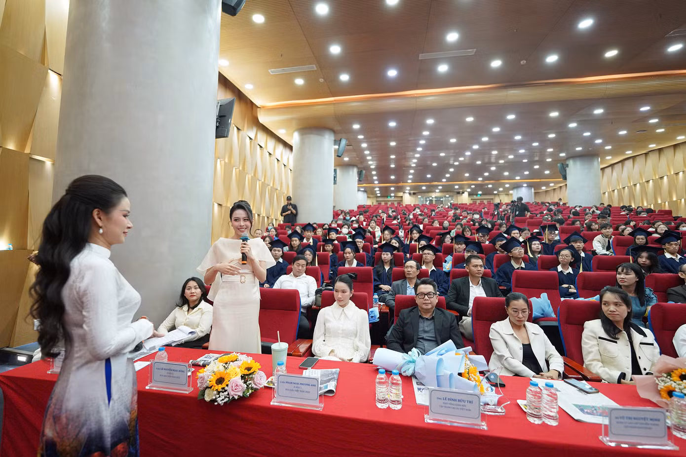 Á Hậu Ngọc Hằng giao lưu với các bạn sinh viên và đại diện với lần bốc thăm trúng thưởng lượt 3 tại chương trình.