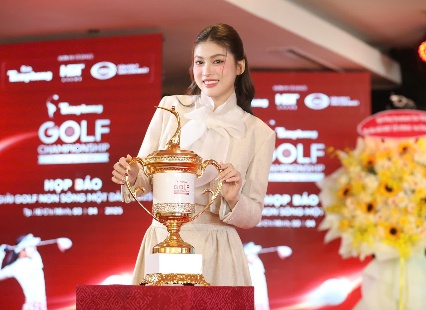 Ngọc Thảo tự hào khi là một trong ba đại sứ giải golf do báo Tiền Phong tổ chức. Ngọc Thảo tự hào khi là một trong ba đại sứ giải golf do báo Tiền Phong tổ chức.