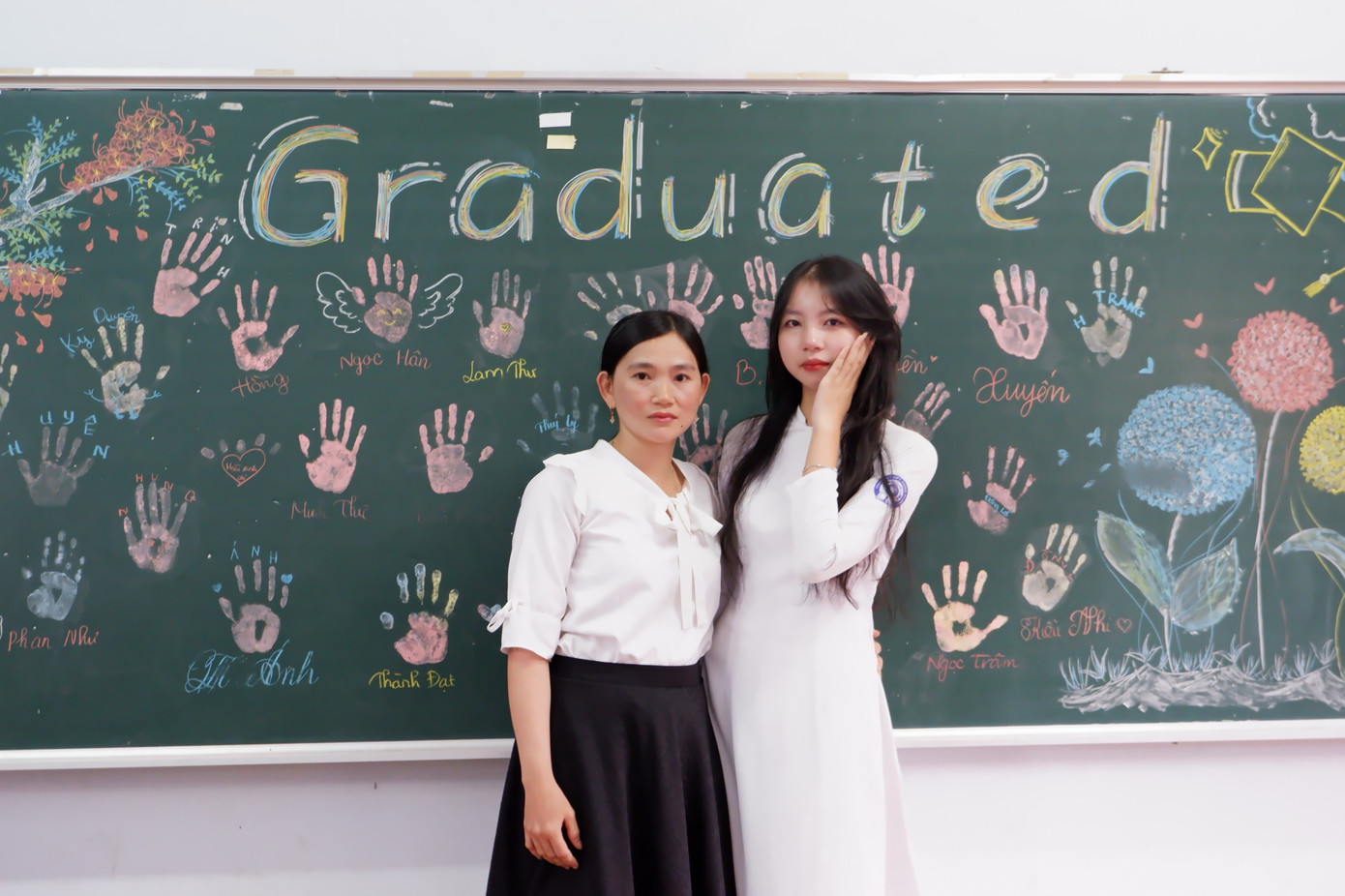 Kiều Nhi chụp với mẹ của mình.