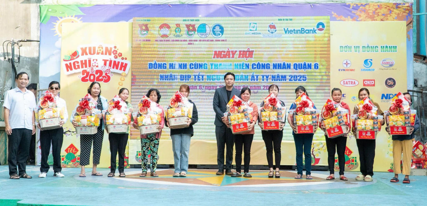 Ban Tổ chức trao nhiều phần quà cho thanh niên, công nhân ở các quận huyện tại TP. HCM.