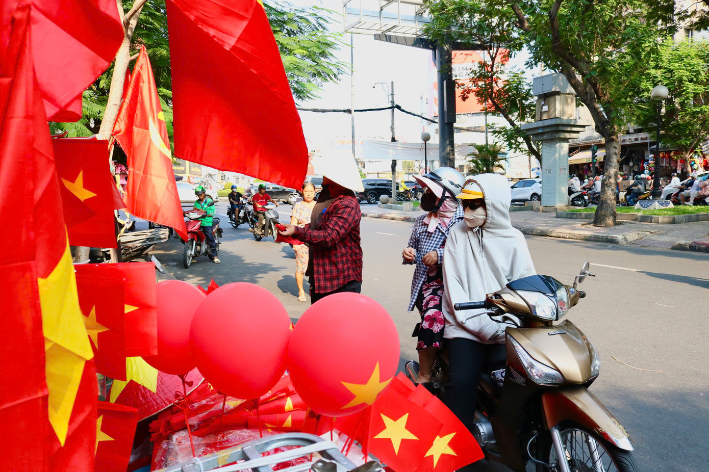 Theo những tiểu thương ở đây, mặt hàng bán chạy nhất là những lá cờ Việt Nam nhỏ và áo cờ đỏ sao vàng.