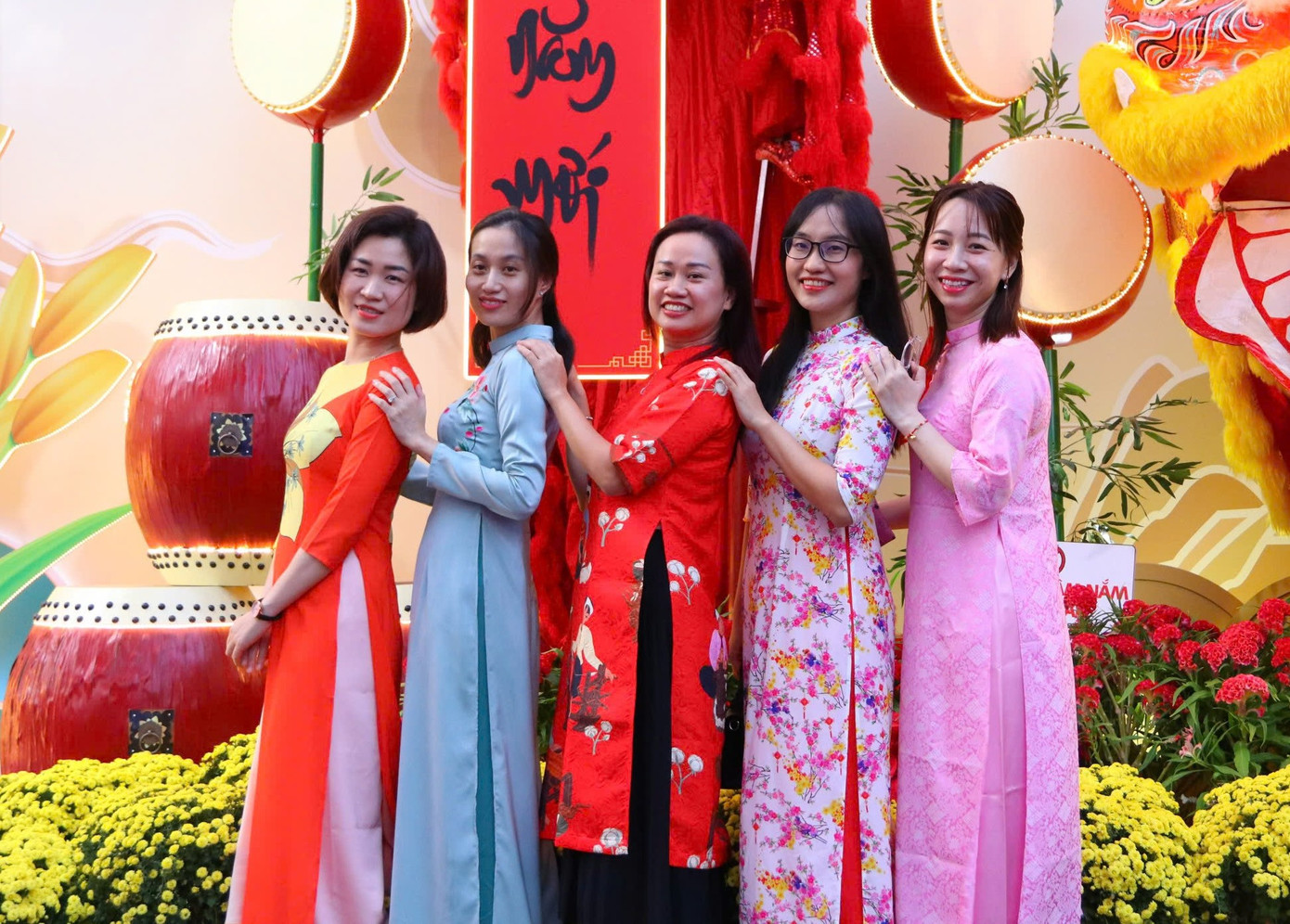 Các cô diện trang phục áo dài xuống phố chụp ảnh.