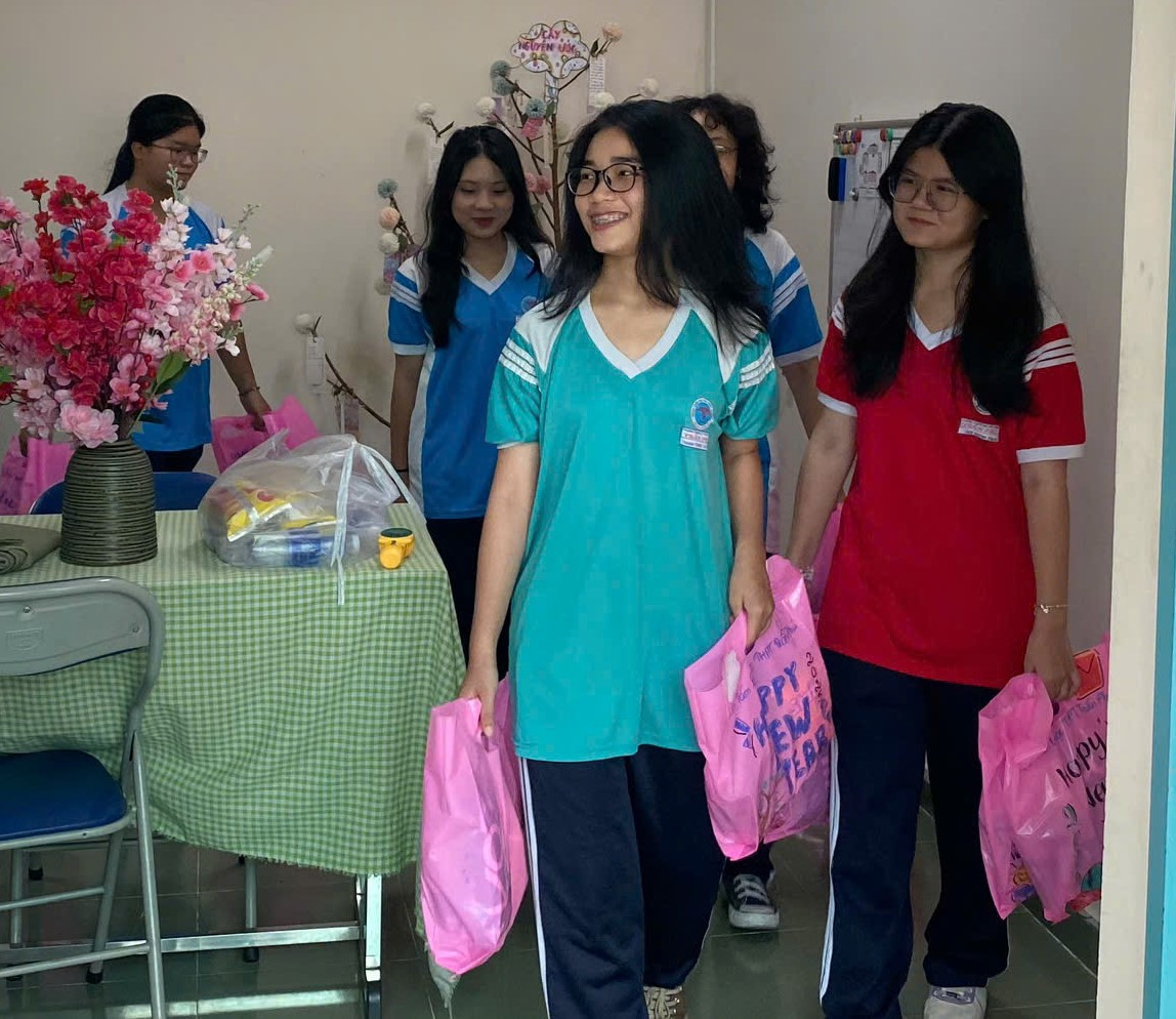 Các thành viên PsyC quyết tâm chuẩn bị các phần quà chỉn chu nhất có thể.