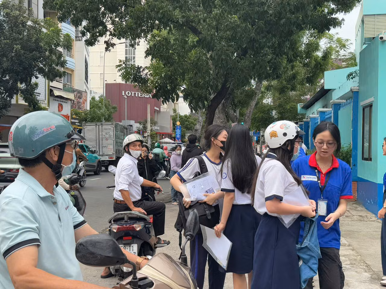 Sinh viên tình nguyện tại TP. HCM hỗ trợ thí sinh trong ngày làm thủ tục dự thi chiều 25/6.