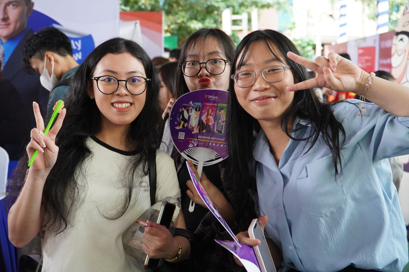 Các bạn sinh viên phấn khởi tham gia Ngày hội tuyển dụng.