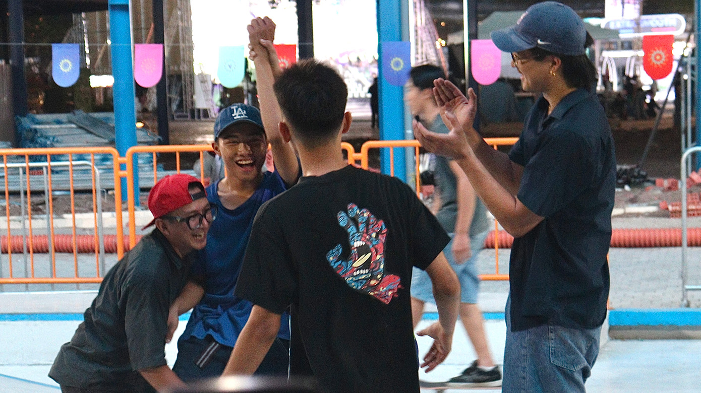 Tinh thần vui vẻ của cộng đồng Skateboard. Tinh thần vui vẻ của cộng đồng Skateboard.