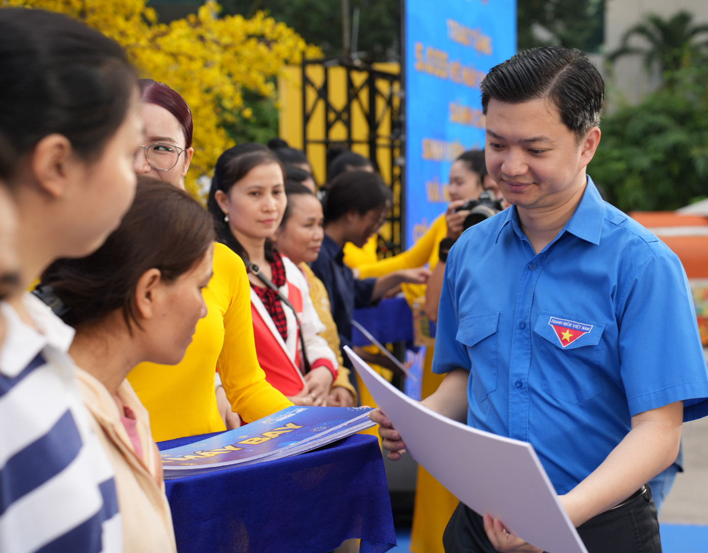 Anh Nguyễn Minh Triết - Bí thư T.Ư Đoàn, Chủ tịch Hội Sinh viên Việt Nam trao tặng vé biểu trưng cho sinh viên, thanh niên công nhân, người lao động.