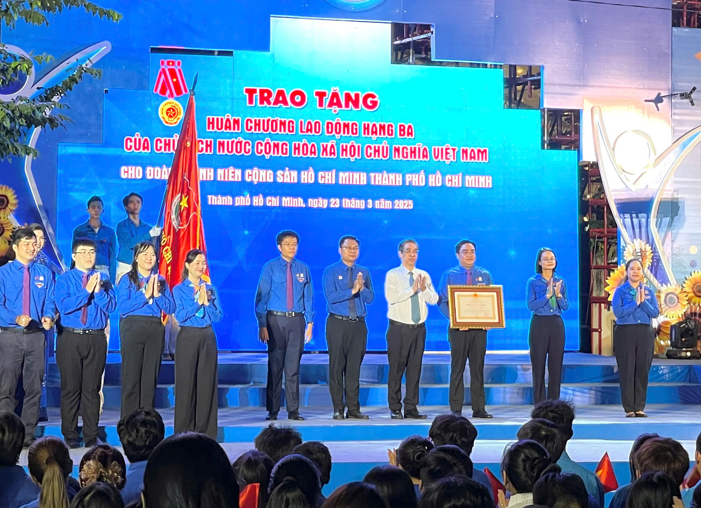 Thành Đoàn TP. HCM đón nhận Huân chương Lao động hạng Ba do Chủ tịch nước trao tặng.