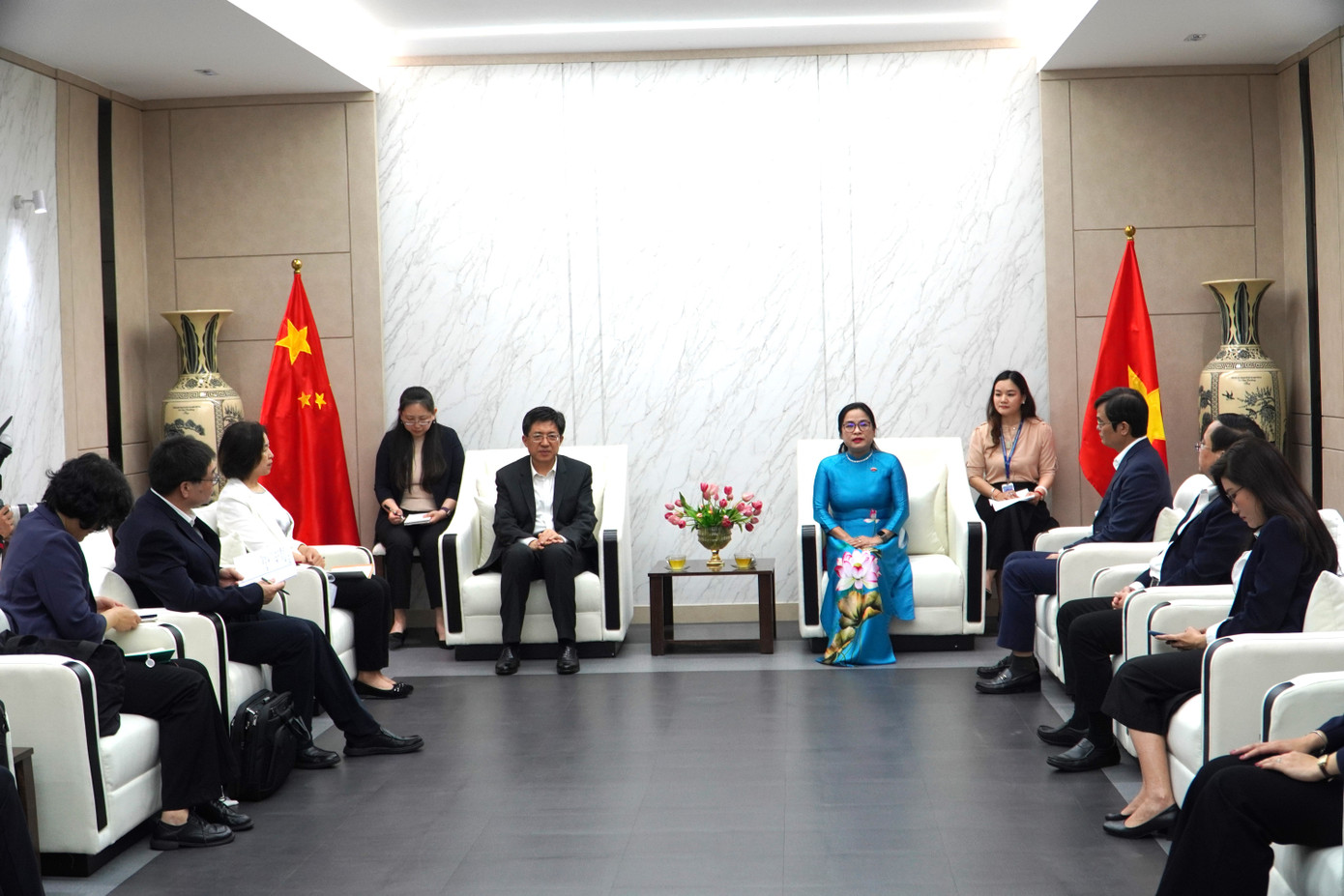 GS. TS Ngô Thị Phương Lan chia sẻ với đoàn đại biểu cấp cao Đoàn TNCS Trung Quốc về lịch sử hình thành và sứ mệnh của trường ĐH KHXH&NV (ĐHQG TP. HCM). GS. TS Ngô Thị Phương Lan chia sẻ với đoàn đại biểu cấp cao Đoàn TNCS Trung Quốc về lịch sử hình thành và sứ mệnh của trường ĐH KHXH&NV (ĐHQG TP. HCM).