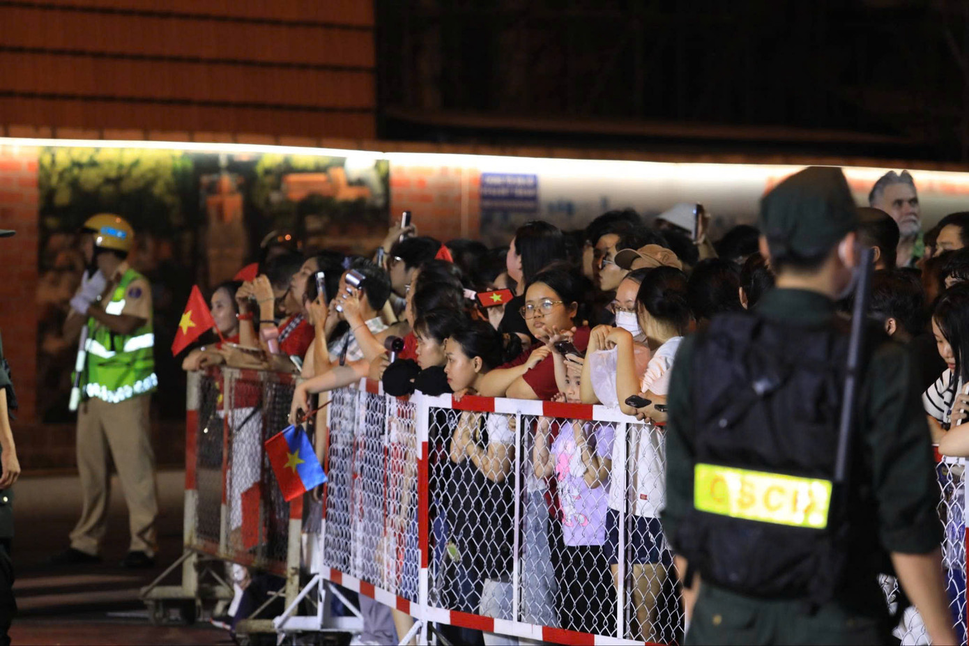 Đông đảo các bạn trẻ đến tham gia Tổng hợp luyện diễu binh, diễu hành vào tối 18/4 (Ảnh: Thanh Việt)