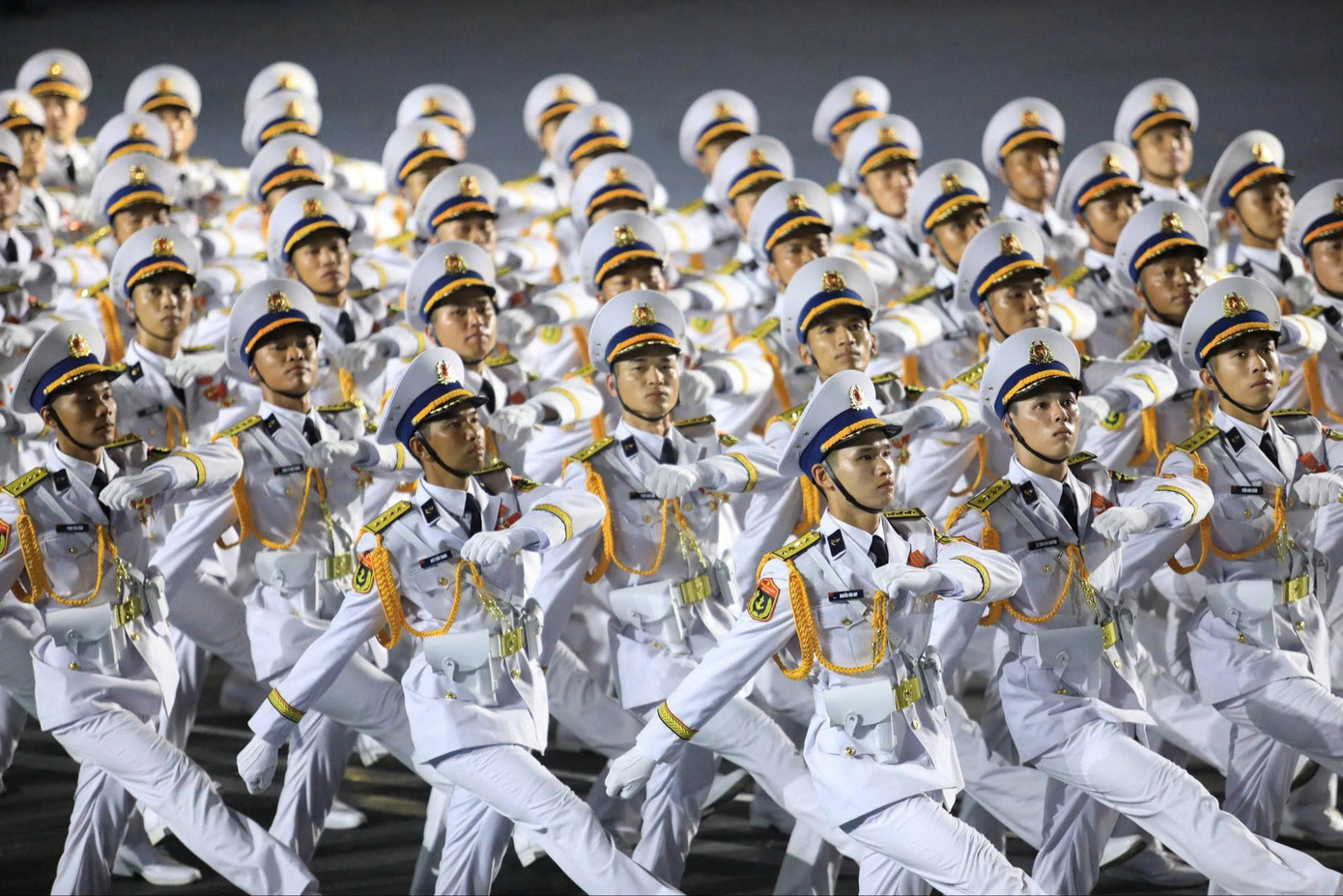 Hợp luyện diễu binh, diễu hành vào tối 18/4. (Ảnh: Thanh Việt)