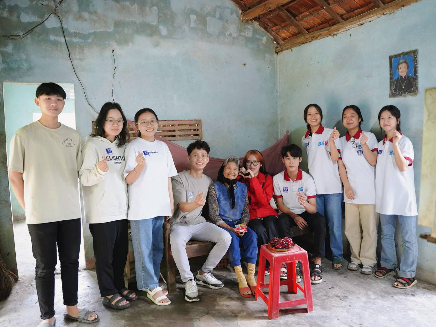 Các thành viên CLB BinhSonNet chụp hình lưu niệm cùng bà cụ trong chương trình "Giữ lửa yêu thương lần thứ 14".