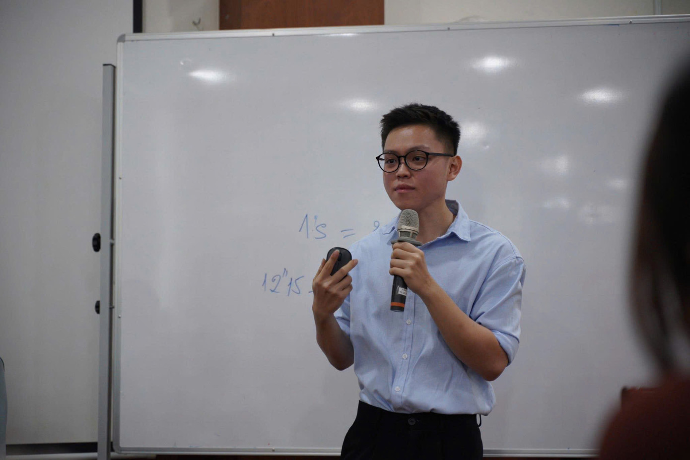 Khánh Huy chia sẻ tại buổi giao lưu với các bạn sinh viên lớp K22 Báo chí CQTT. Khánh Huy chia sẻ tại buổi giao lưu với các bạn sinh viên lớp K22 Báo chí CQTT.