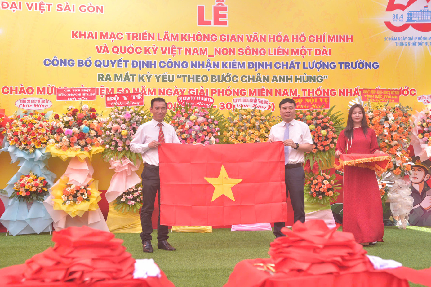 Nghi thức cắt băng cắt băng khai mạc Triển lãm "Không gian Văn hóa Hồ Chí Minh" và Quốc kỳ Việt Nam “Non sông liền một dải". Nghi thức cắt băng cắt băng khai mạc Triển lãm "Không gian Văn hóa Hồ Chí Minh" và Quốc kỳ Việt Nam “Non sông liền một dải".