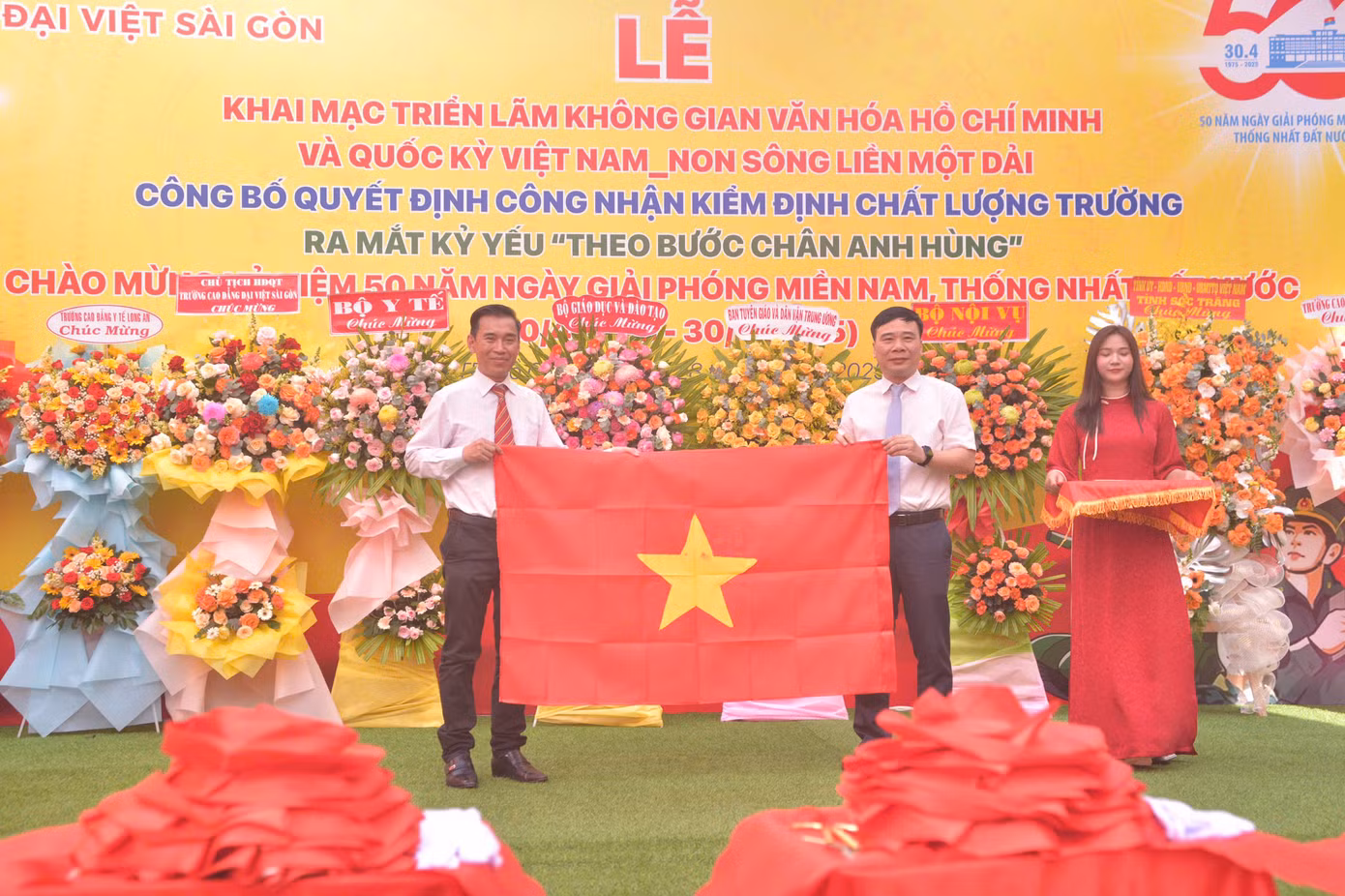 Nghi thức cắt băng cắt băng khai mạc Triển lãm "Không gian Văn hóa Hồ Chí Minh" và Quốc kỳ Việt Nam “Non sông liền một dải". Nghi thức cắt băng cắt băng khai mạc Triển lãm "Không gian Văn hóa Hồ Chí Minh" và Quốc kỳ Việt Nam “Non sông liền một dải".