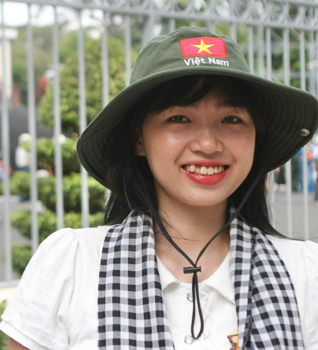 Các bạn trẻ còn phối với khăn rằn để tạo dấu dấn cho các bộ ảnh dịp Lễ 30/4. (Ảnh: Hoàng Oanh) Các bạn trẻ còn phối với khăn rằn để tạo dấu dấn cho các bộ ảnh dịp Lễ 30/4. (Ảnh: Hoàng Oanh)