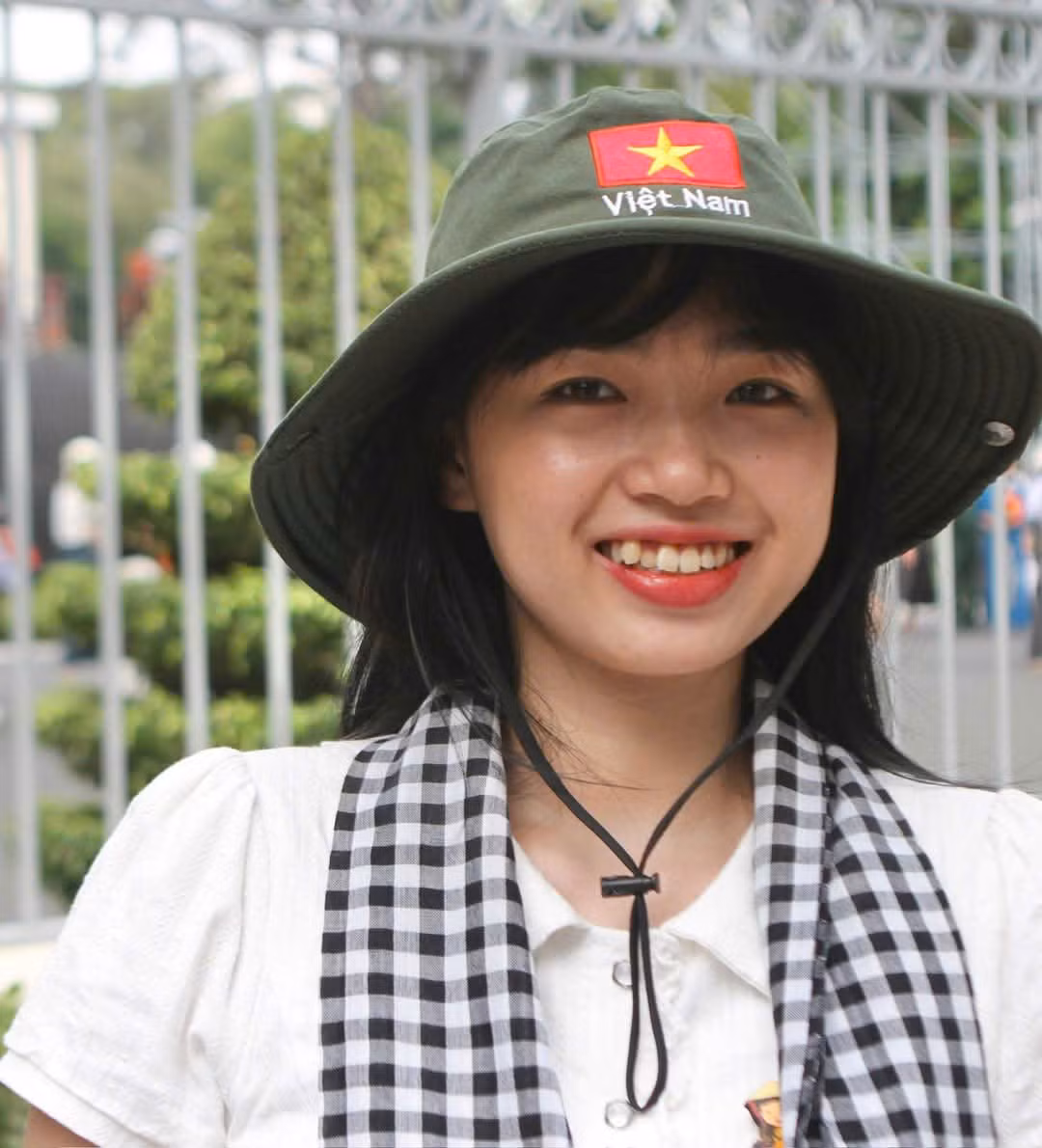 Các bạn trẻ còn phối với khăn rằn để tạo dấu dấn cho các bộ ảnh dịp Lễ 30/4. (Ảnh: Hoàng Oanh)