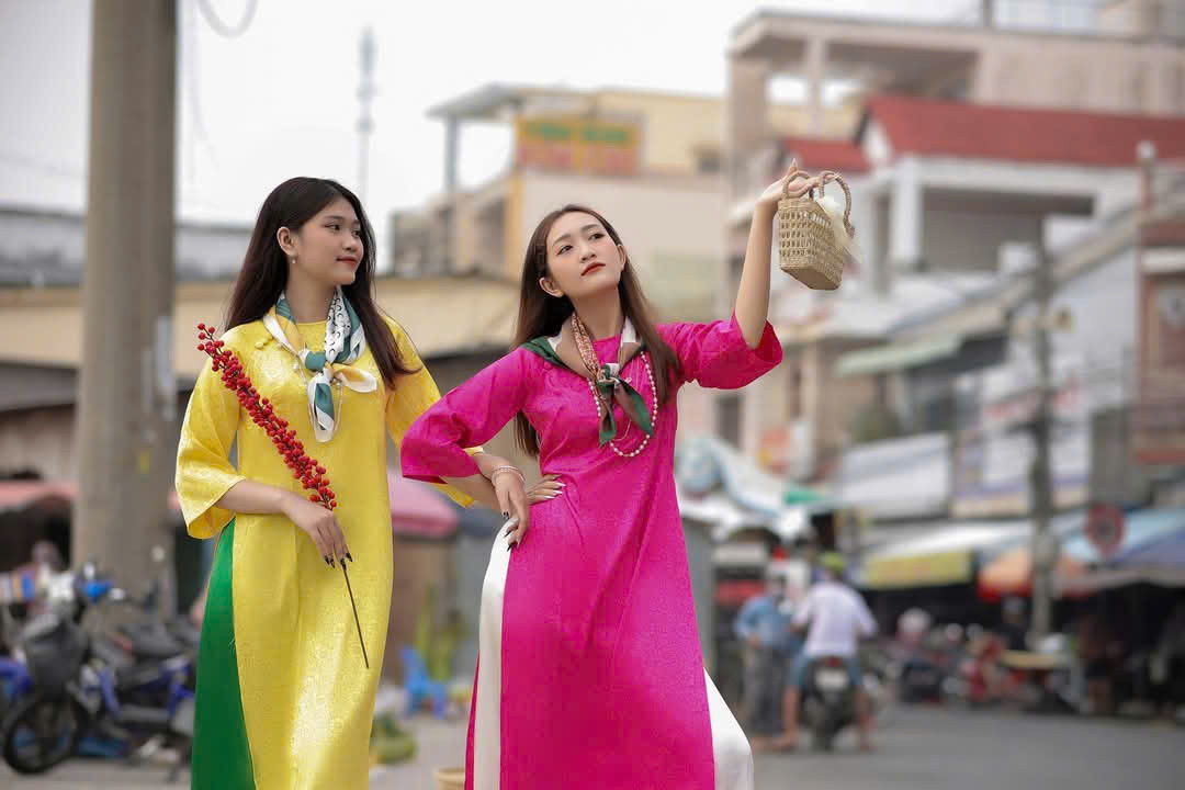 Bạn trẻ chụp ảnh trong bộ áo dài Tết tại trung tâm Sài Gòn.