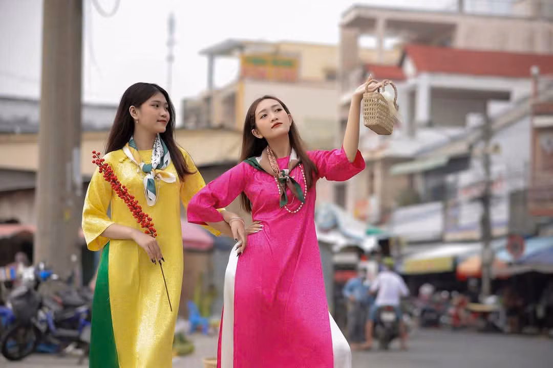 Bạn trẻ chụp ảnh trong bộ áo dài Tết tại trung tâm Sài Gòn. Bạn trẻ chụp ảnh trong bộ áo dài Tết tại trung tâm Sài Gòn.
