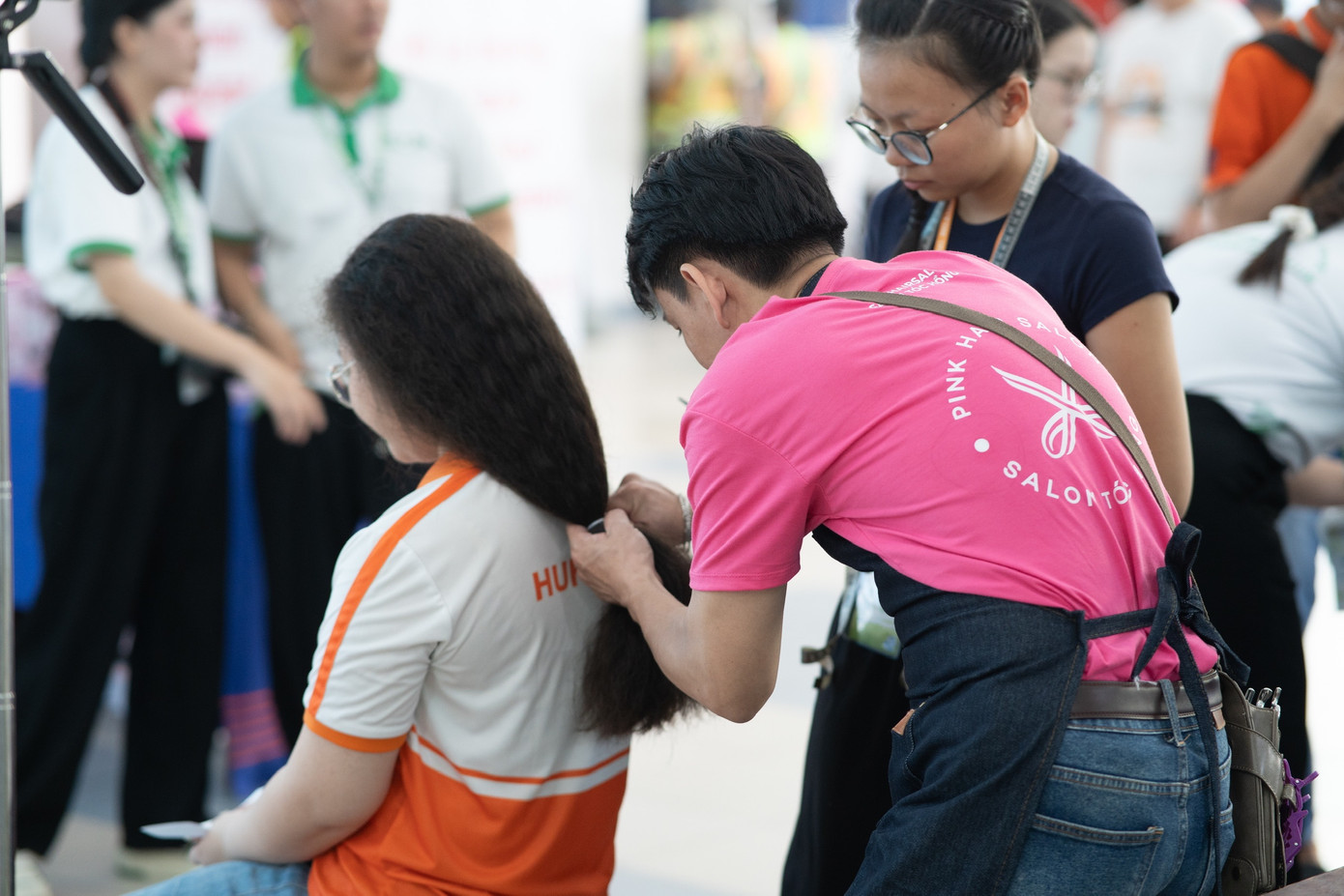 Người hiến tóc sẽ được thợ cắt tóc đo chiều dài và xác định vị trí trước. Người hiến tóc sẽ được thợ cắt tóc đo chiều dài và xác định vị trí trước.