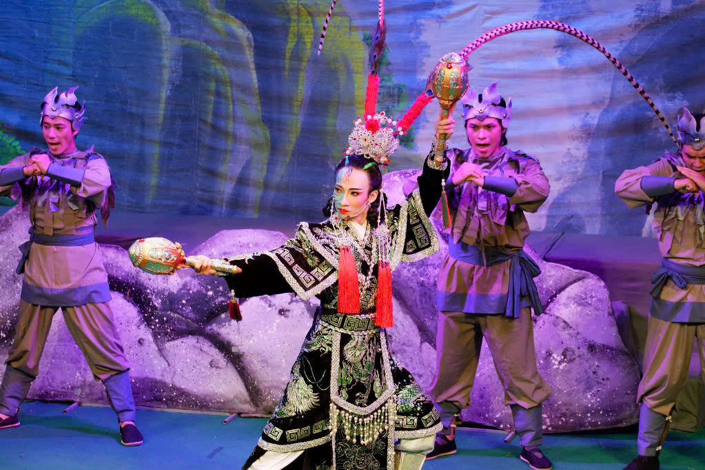 Nghệ sĩ Hạ Nắng trong vở diễn “Mộc Quế Anh dâng cây” tại Đoàn cải lương Đồng Ấu Bạch Long. Nghệ sĩ Hạ Nắng trong vở diễn “Mộc Quế Anh dâng cây” tại Đoàn cải lương Đồng Ấu Bạch Long.