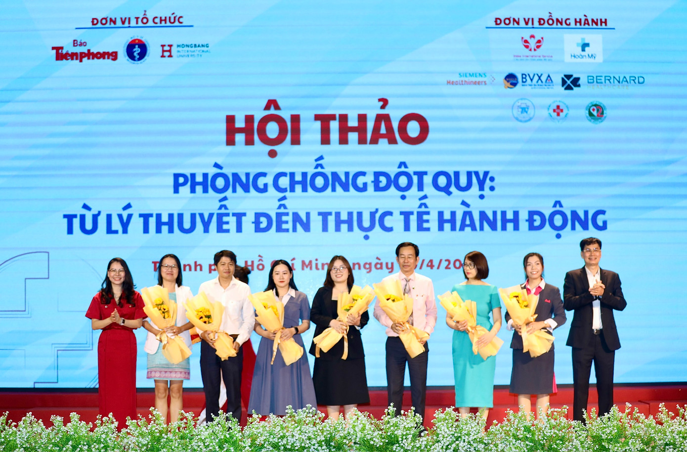 Ban Tổ chức tặng hoa các đơn vị đồng hành. (Ảnh: Duy Anh)