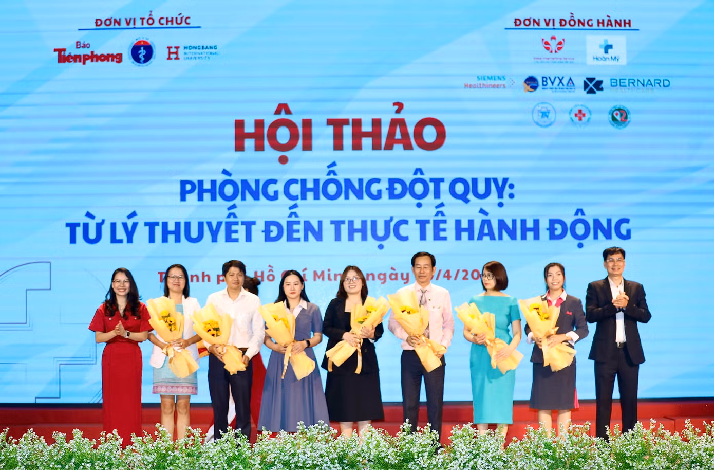 Ban Tổ chức tặng hoa các đơn vị đồng hành. (Ảnh: Duy Anh) Ban Tổ chức tặng hoa các đơn vị đồng hành. (Ảnh: Duy Anh)