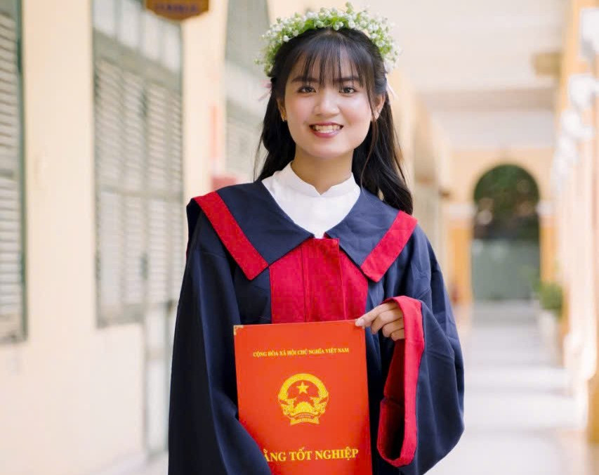 Chân dung Nguyễn Thị Hồng Ngọc. Hồng Ngọc là một trong 90 sinh viên nhận học bổng 'Nâng bước thủ khoa 2024' do báo Tiền Phong tổ chức. Chân dung Nguyễn Thị Hồng Ngọc. Hồng Ngọc là một trong 90 sinh viên nhận học bổng 'Nâng bước thủ khoa 2024' do báo Tiền Phong tổ chức.