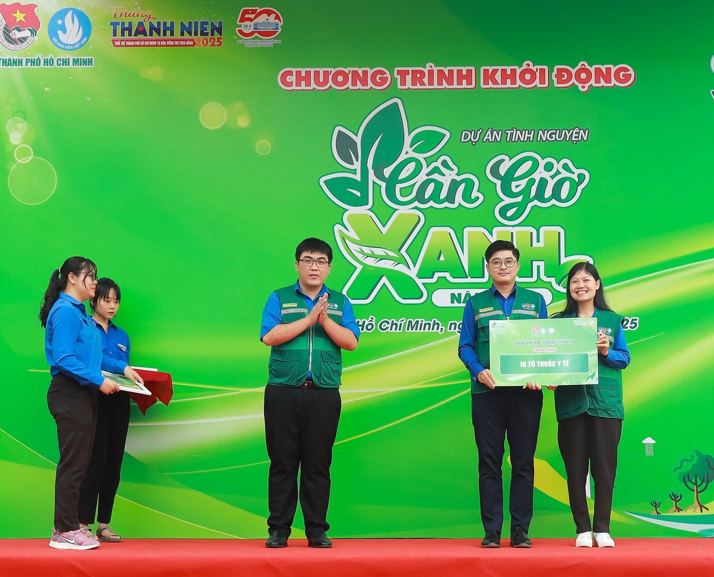 Đại diện Đoàn trường ĐH Y Dược TP. HCM trao tặng 10 tủ thuốc y tế cho dự án 'Cần Giờ Xanh'. Đại diện Đoàn trường ĐH Y Dược TP. HCM trao tặng 10 tủ thuốc y tế cho dự án 'Cần Giờ Xanh'.