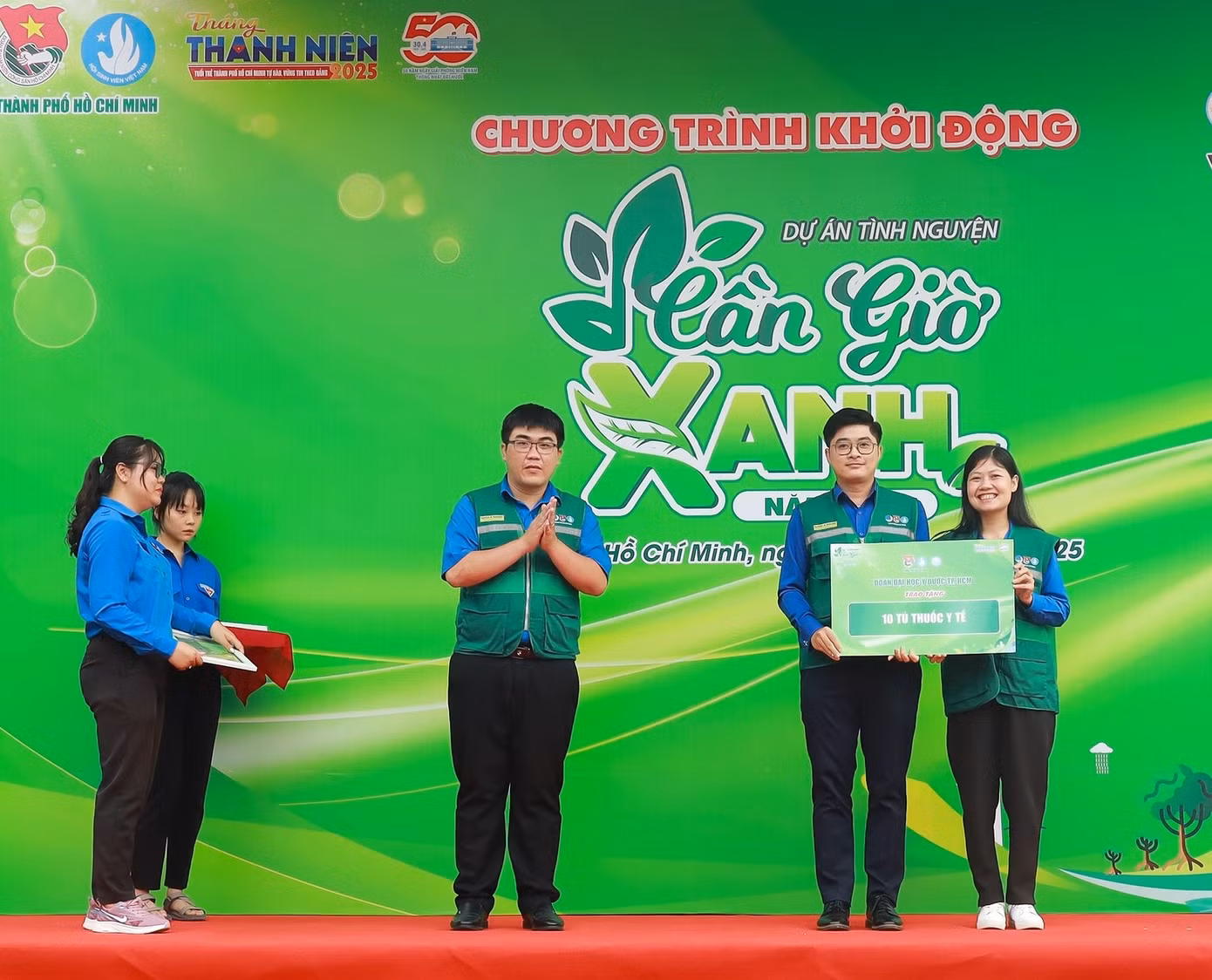 Đại diện Đoàn trường ĐH Y Dược TP. HCM trao tặng 10 tủ thuốc y tế cho dự án 'Cần Giờ Xanh'.