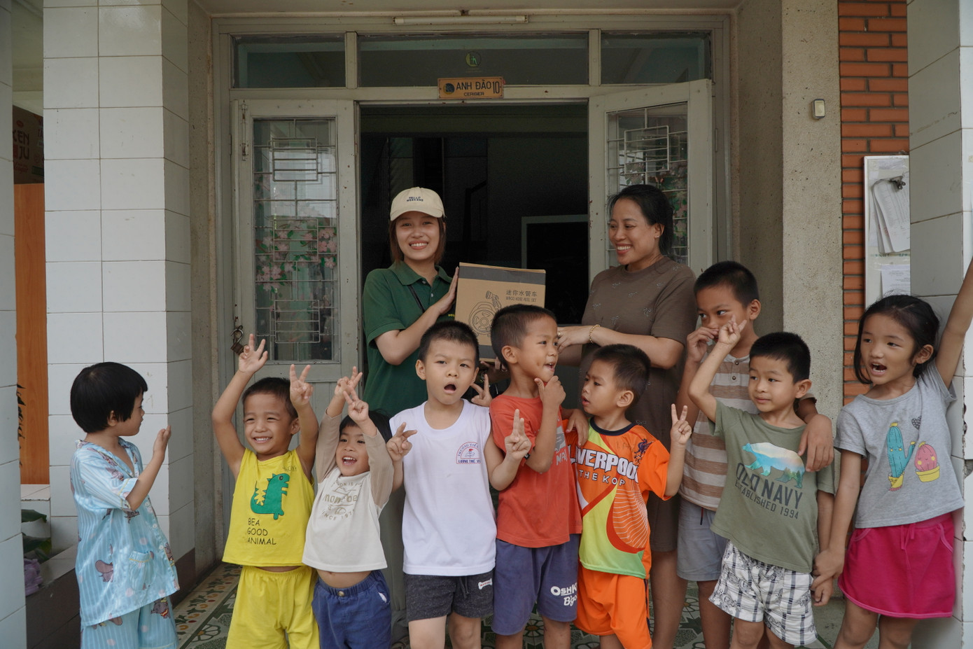 Thành viên câu lạc bộ trao tặng và chụp hình lưu niệm cùng các bé và cô quản lý của Làng Thiếu niên Thủ Đức.
