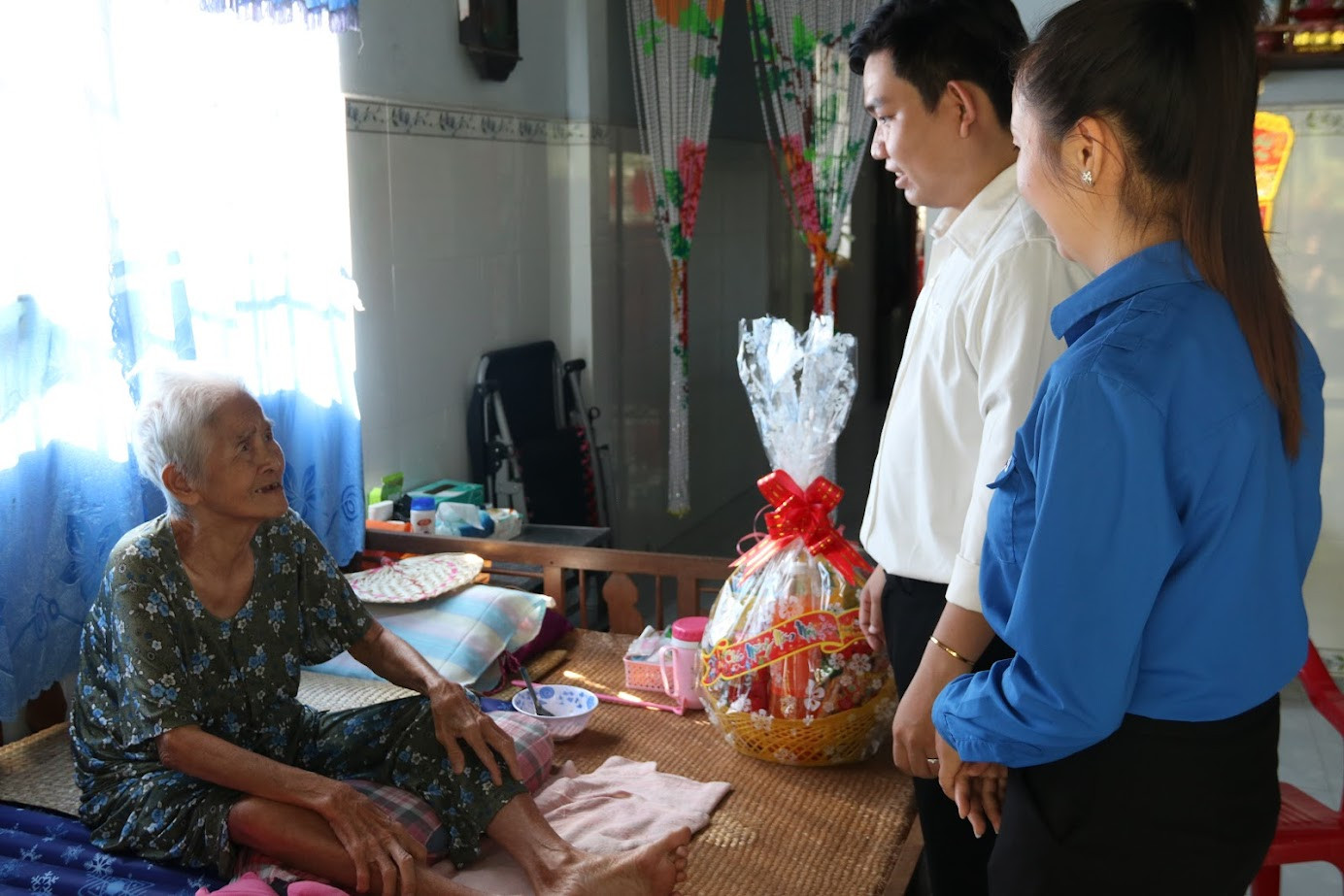 Anh Thanh Đông (24 tuổi, trưởng nhóm The Dream) và chị Mỵ (Bí thư Đoàn Thanh niên xã Tân Hội) trao quà cho cụ già neo đơn xã Tân Hội. Anh Thanh Đông (24 tuổi, trưởng nhóm The Dream) và chị Mỵ (Bí thư Đoàn Thanh niên xã Tân Hội) trao quà cho cụ già neo đơn xã Tân Hội.