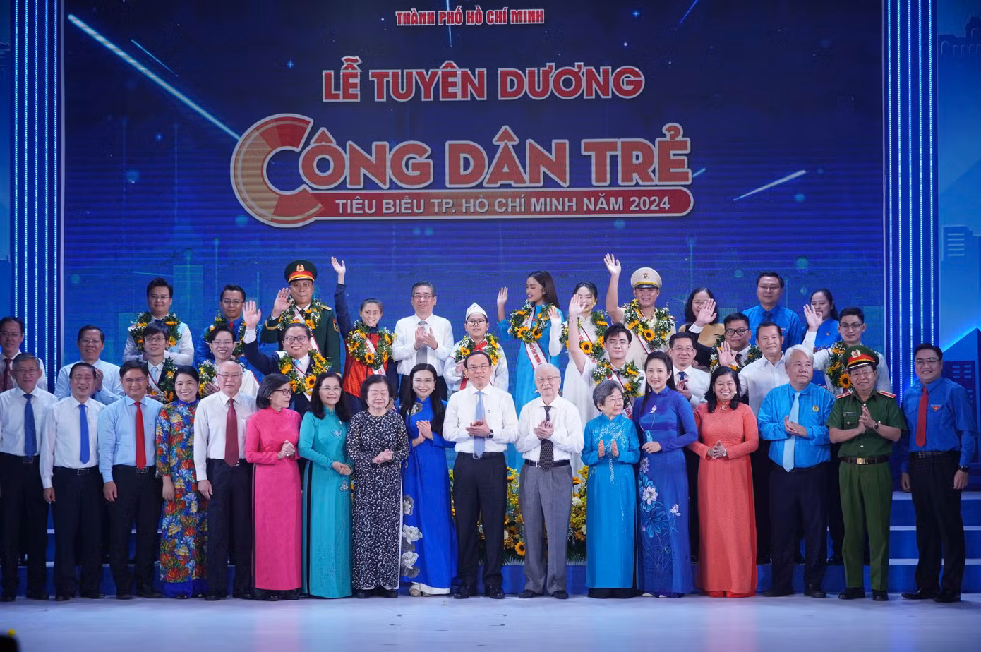 14 gương mặt 'Công dân trẻ tiêu biểu TP. HCM' năm 2024 cùng chụp ảnh với lãnh đạo Thành phố và Trung ương. 14 gương mặt 'Công dân trẻ tiêu biểu TP. HCM' năm 2024 cùng chụp ảnh với lãnh đạo Thành phố và Trung ương.