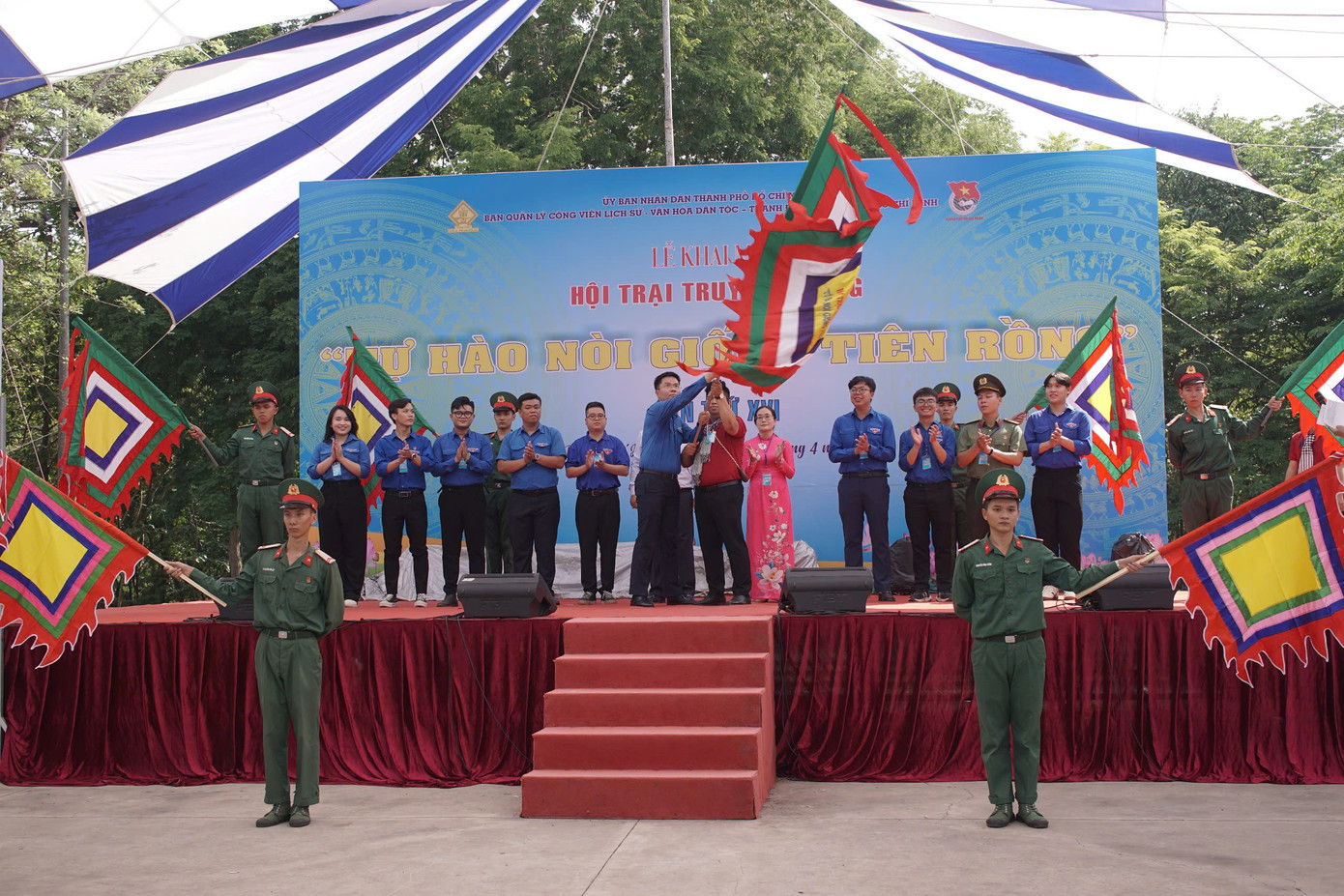 Lãnh đạo các đơn vị thực hiện nghi thức khai mạc Hội trại. (Ảnh: Quản Thạnh) Lãnh đạo các đơn vị thực hiện nghi thức khai mạc Hội trại. (Ảnh: Quản Thạnh)