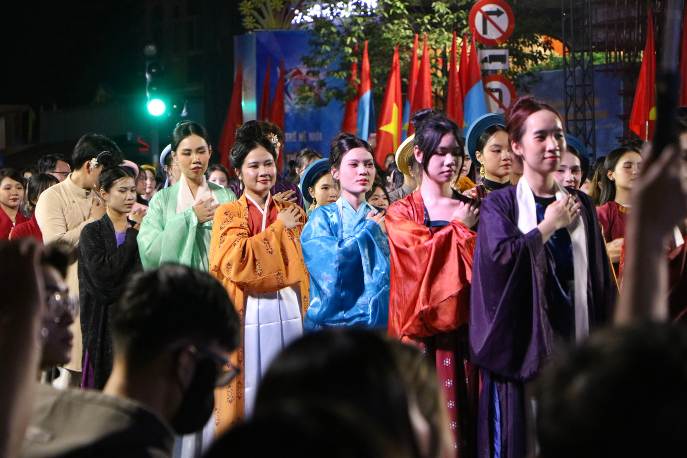 Đây là lần đầu tiên 'Tóc xanh vạt áo' tổ chức màn đồng diễn Việt phục kết hợp flashmob hoành tráng trên nền ca khúc 'Một vòng Việt Nam', quy tụ hàng nghìn người tham gia trong trang phục truyền thống.