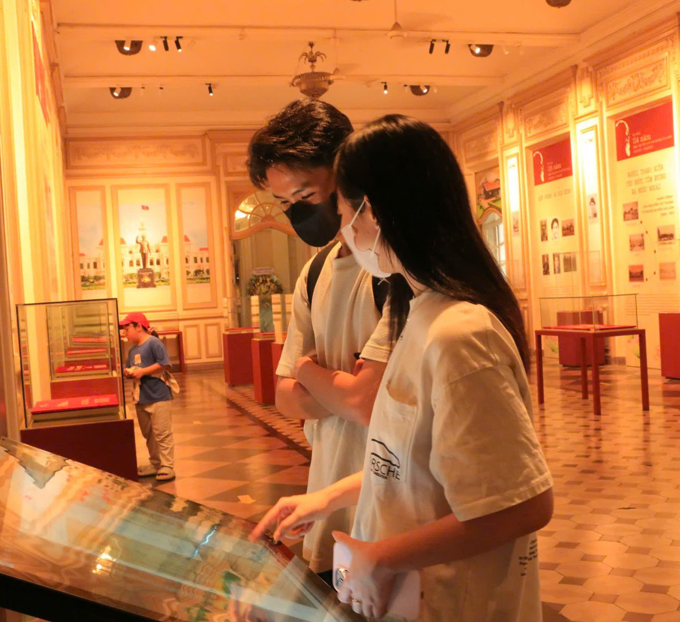 Bạn trẻ chăm chú tìm hiểu tư liệu lịch sử tại một phòng trưng bày chuyên đề trong khuôn khổ hoạt động Kỷ niệm 135 năm Ngày sinh Chủ tịch Hồ Chí Minh. Bạn trẻ chăm chú tìm hiểu tư liệu lịch sử tại một phòng trưng bày chuyên đề trong khuôn khổ hoạt động Kỷ niệm 135 năm Ngày sinh Chủ tịch Hồ Chí Minh.