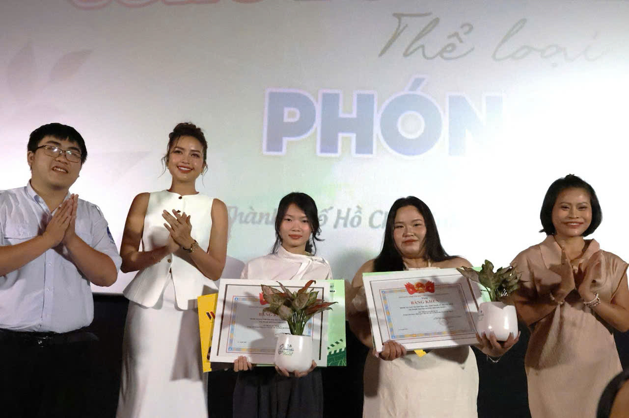 Hạng mục Phim phóng sự thiếu sự có mặt của đội trường ĐH Sân khấu Điện ảnh. Hạng mục Phim phóng sự thiếu sự có mặt của đội trường ĐH Sân khấu Điện ảnh.