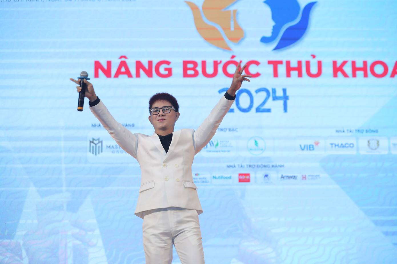 Ca sĩ Cáp Anh Tài hát tại chương trình. Ca sĩ Cáp Anh Tài hát tại chương trình.