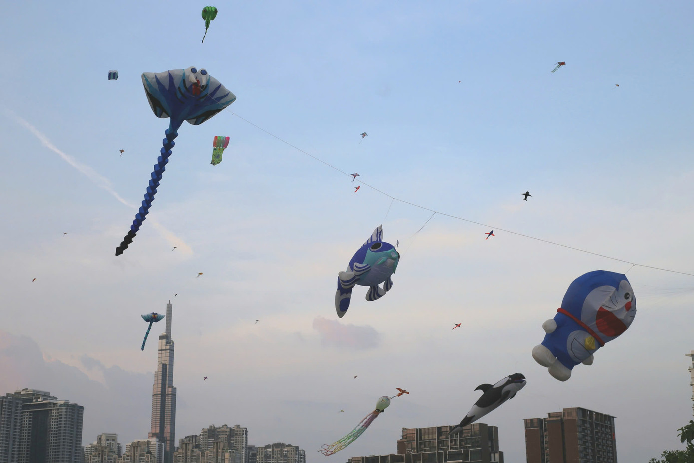 Cánh đồng diều Thủ Thiêm rực rỡ sắc màu vào mỗi chiều với đa dạng các loại diều khác nhau.