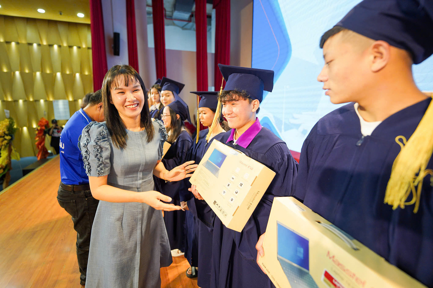 Giàng Văn Đang may mắn nhận được laptop ngoài học bổng tại chương trình 'Nâng bước thủ khoa 2024'. Giàng Văn Đang may mắn nhận được laptop ngoài học bổng tại chương trình 'Nâng bước thủ khoa 2024'.