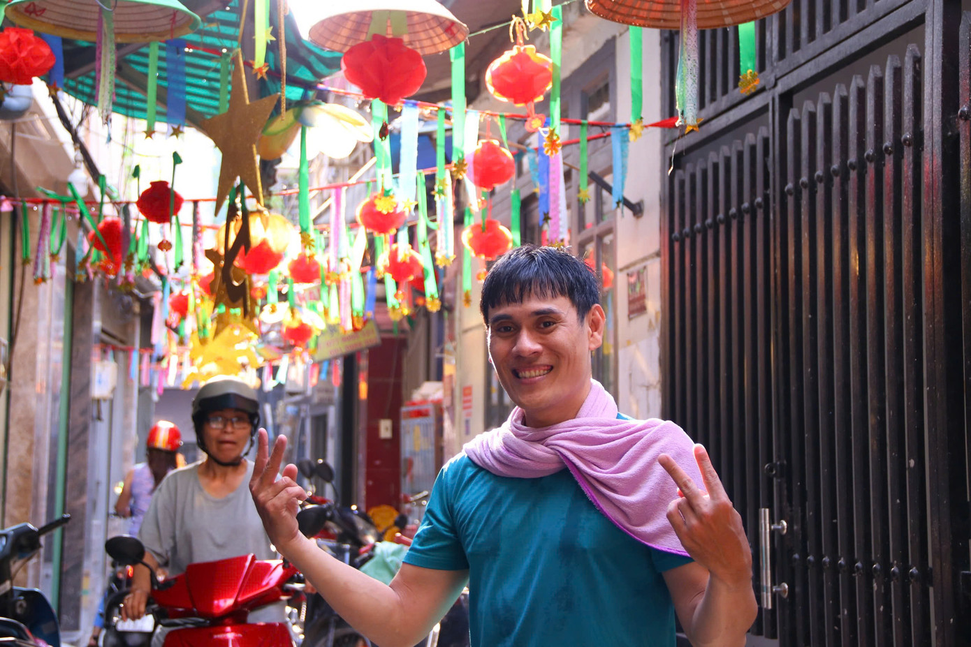 Anh Kasiem là người tự tay trang trí con hẻm.