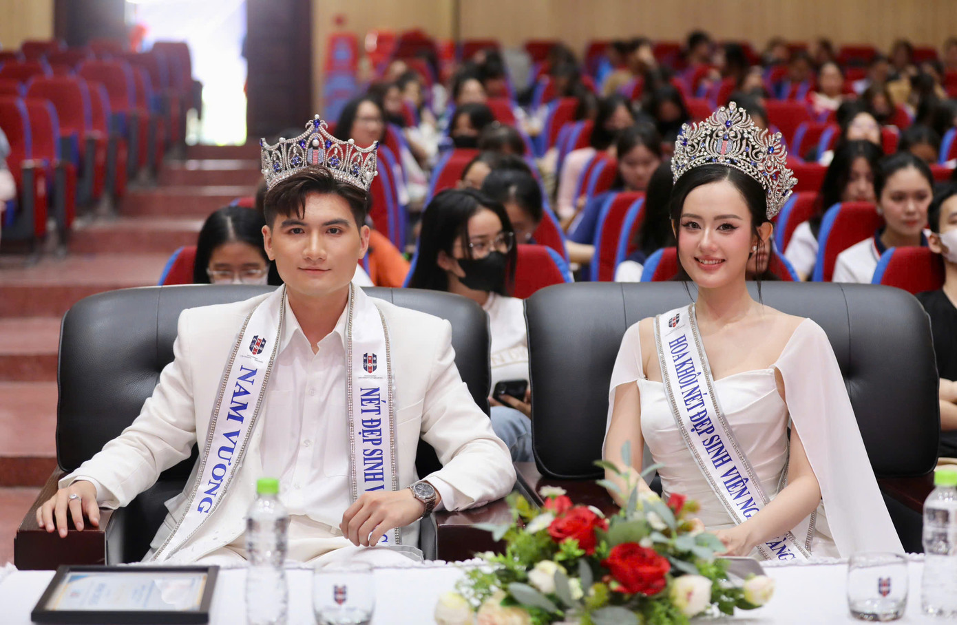 Hoa khôi và Nam vương cuộc thi &apos;Nét đẹp sinh viên trường ĐH Ngân hàng TP. HCM&apos; cũng có mặt để truyền cảm hứng cho các bạn sinh viên trong Ngày hội tuyển sinh Hoa hậu Việt Nam 2024.